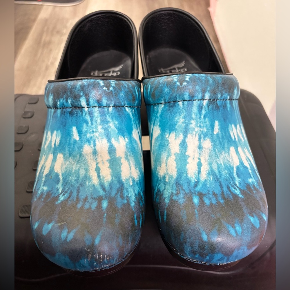 Blue Tie-Dye Clogs – Stylish & Comfortable, Size 38 (US 9) - Picture 2 of 4
